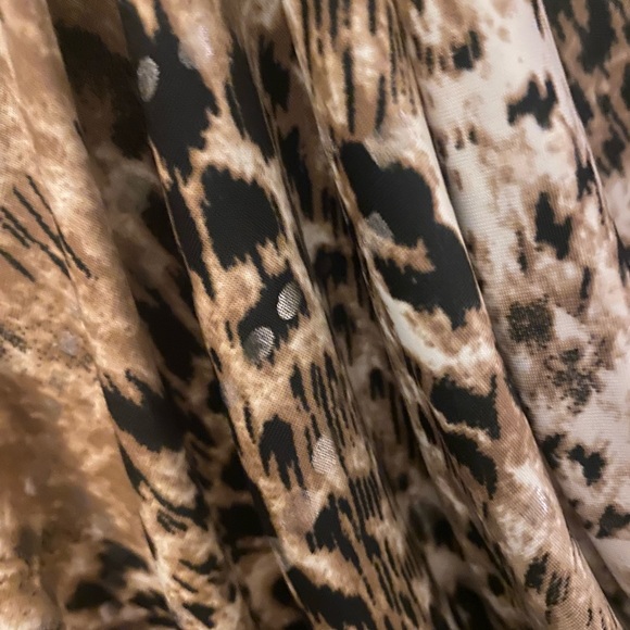 Animal print V neck sleeveless top - Picture 3 of 3